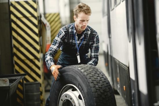 ¿Cómo saber si es hora de cambiar tus neumáticos de camión, agrícola o industrial?